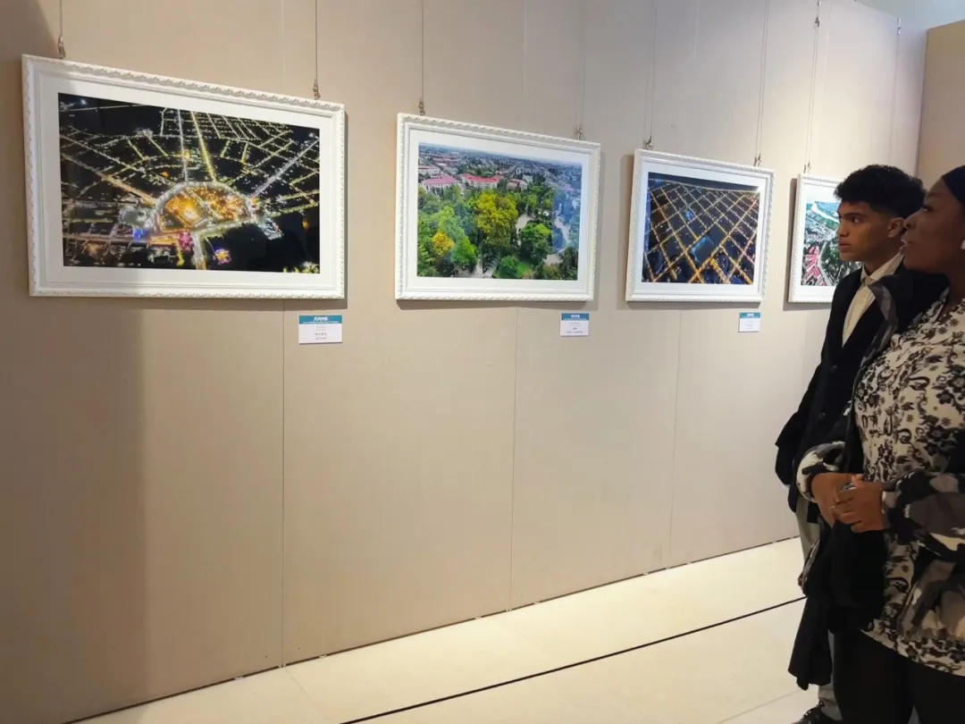 友城映像 四川文化藝術學院組織留學生參與綿陽與波季市攝影展，深化文化交流